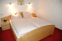 Schlafzimmer mit Doppelbett